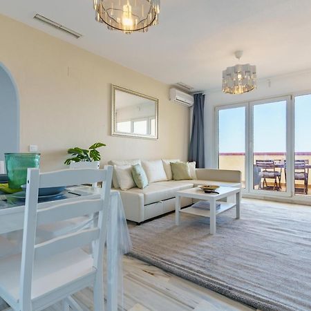 Chic Beachfront Flat With Amazing Sea Views And Private Indoor Parking بينالماذينا المظهر الخارجي الصورة