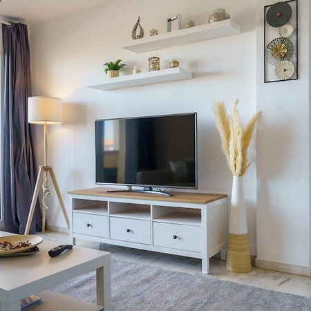 Chic Beachfront Flat With Amazing Sea Views And Private Indoor Parking بينالماذينا المظهر الخارجي الصورة