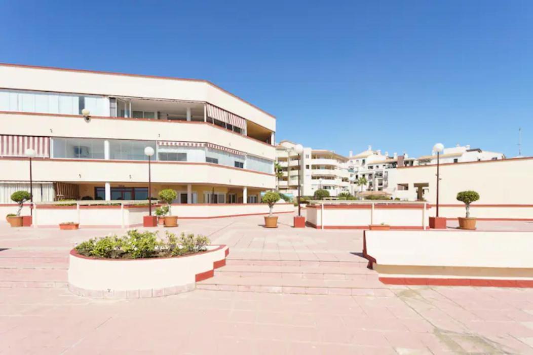 Chic Beachfront Flat With Amazing Sea Views And Private Indoor Parking بينالماذينا المظهر الخارجي الصورة