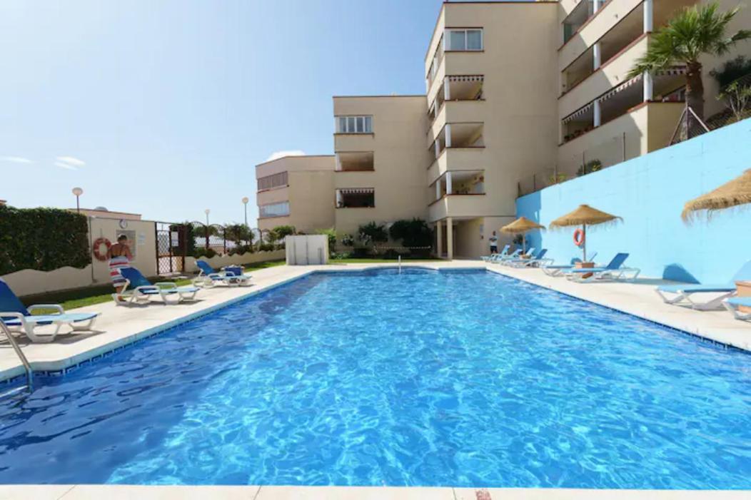 Chic Beachfront Flat With Amazing Sea Views And Private Indoor Parking بينالماذينا المظهر الخارجي الصورة