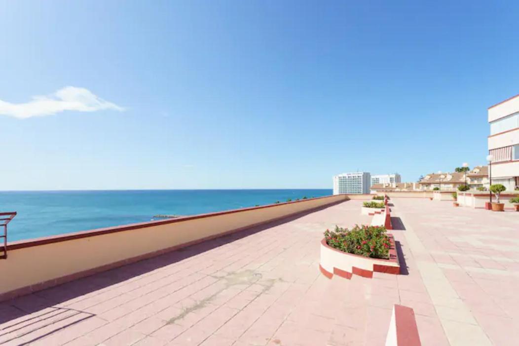 Chic Beachfront Flat With Amazing Sea Views And Private Indoor Parking بينالماذينا المظهر الخارجي الصورة