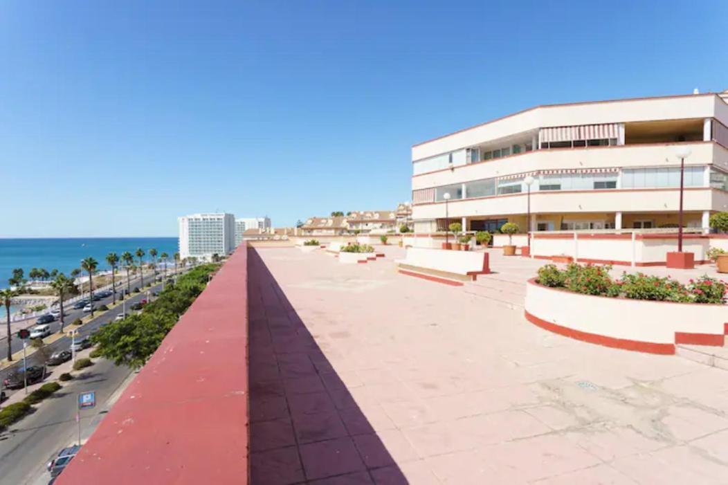 Chic Beachfront Flat With Amazing Sea Views And Private Indoor Parking بينالماذينا المظهر الخارجي الصورة