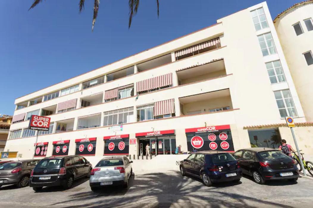 Chic Beachfront Flat With Amazing Sea Views And Private Indoor Parking بينالماذينا المظهر الخارجي الصورة