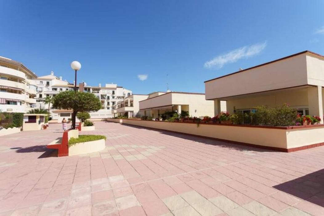 Chic Beachfront Flat With Amazing Sea Views And Private Indoor Parking بينالماذينا المظهر الخارجي الصورة