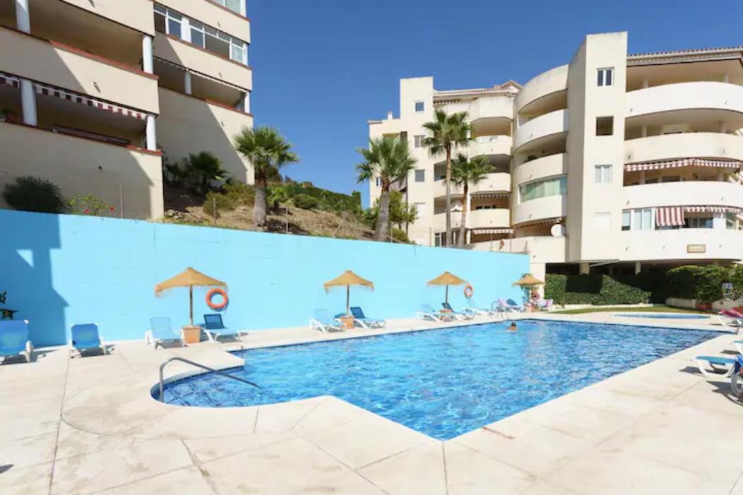Chic Beachfront Flat With Amazing Sea Views And Private Indoor Parking بينالماذينا المظهر الخارجي الصورة