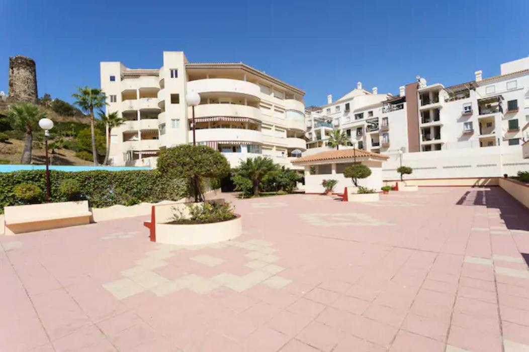 Chic Beachfront Flat With Amazing Sea Views And Private Indoor Parking بينالماذينا المظهر الخارجي الصورة