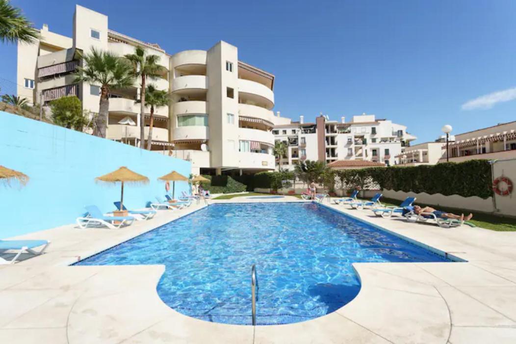 Chic Beachfront Flat With Amazing Sea Views And Private Indoor Parking بينالماذينا المظهر الخارجي الصورة