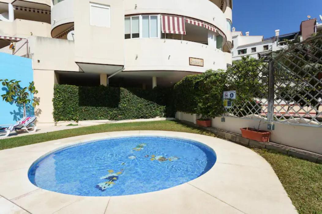 Chic Beachfront Flat With Amazing Sea Views And Private Indoor Parking بينالماذينا المظهر الخارجي الصورة