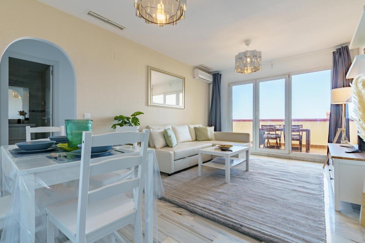 Chic Beachfront Flat With Amazing Sea Views And Private Indoor Parking بينالماذينا المظهر الخارجي الصورة