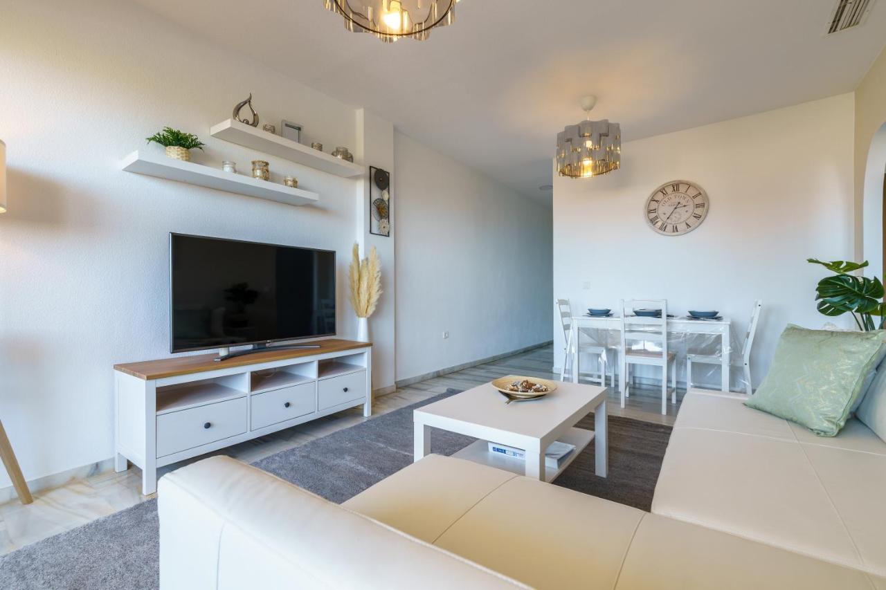 Chic Beachfront Flat With Amazing Sea Views And Private Indoor Parking بينالماذينا المظهر الخارجي الصورة