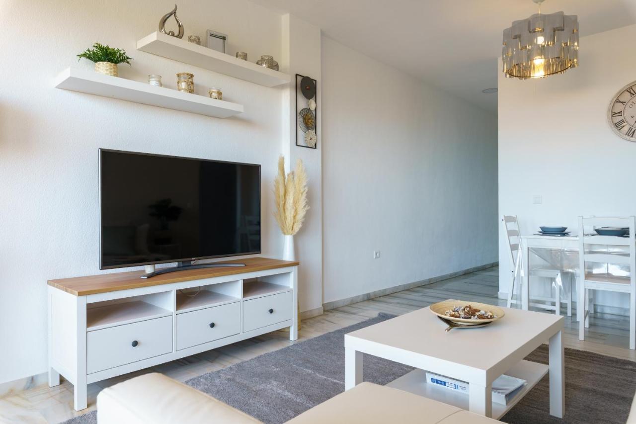 Chic Beachfront Flat With Amazing Sea Views And Private Indoor Parking بينالماذينا المظهر الخارجي الصورة