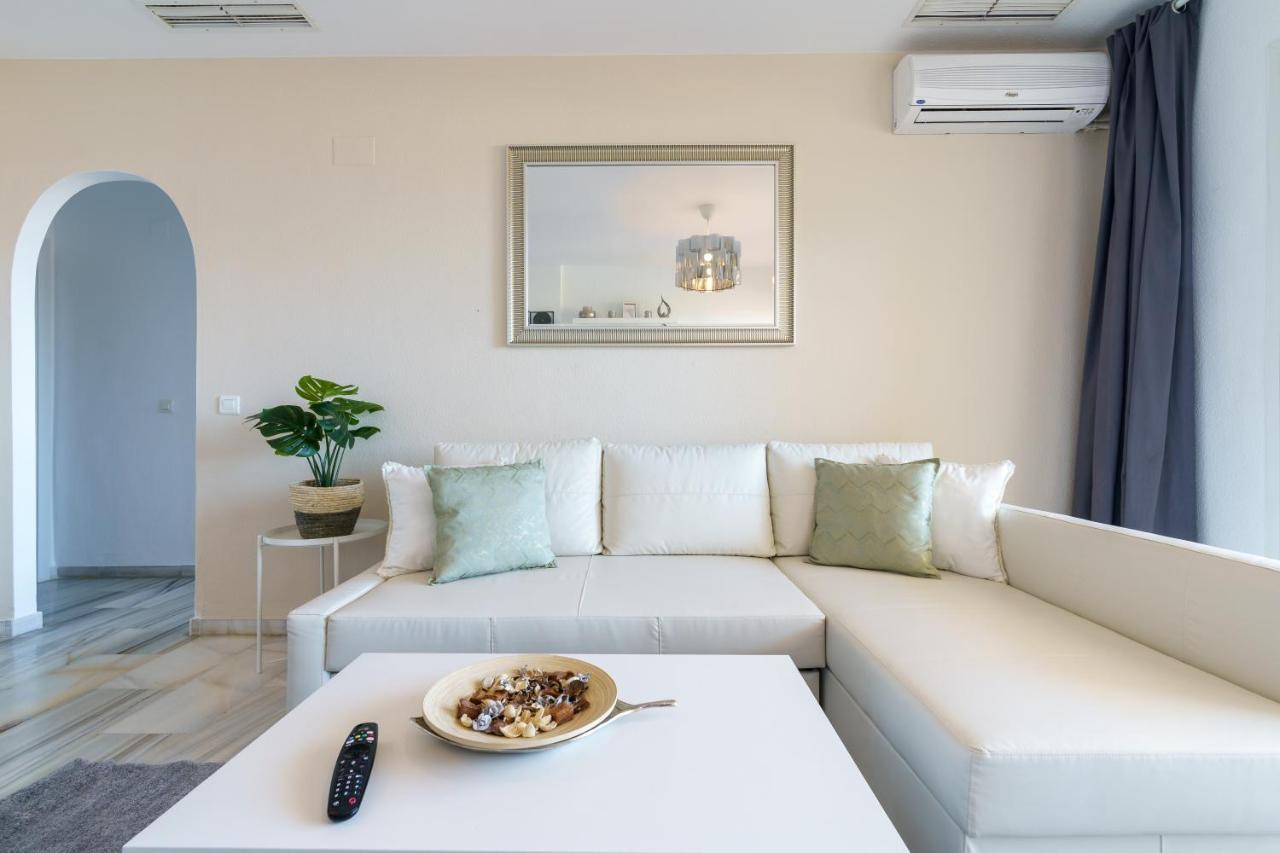 Chic Beachfront Flat With Amazing Sea Views And Private Indoor Parking بينالماذينا المظهر الخارجي الصورة
