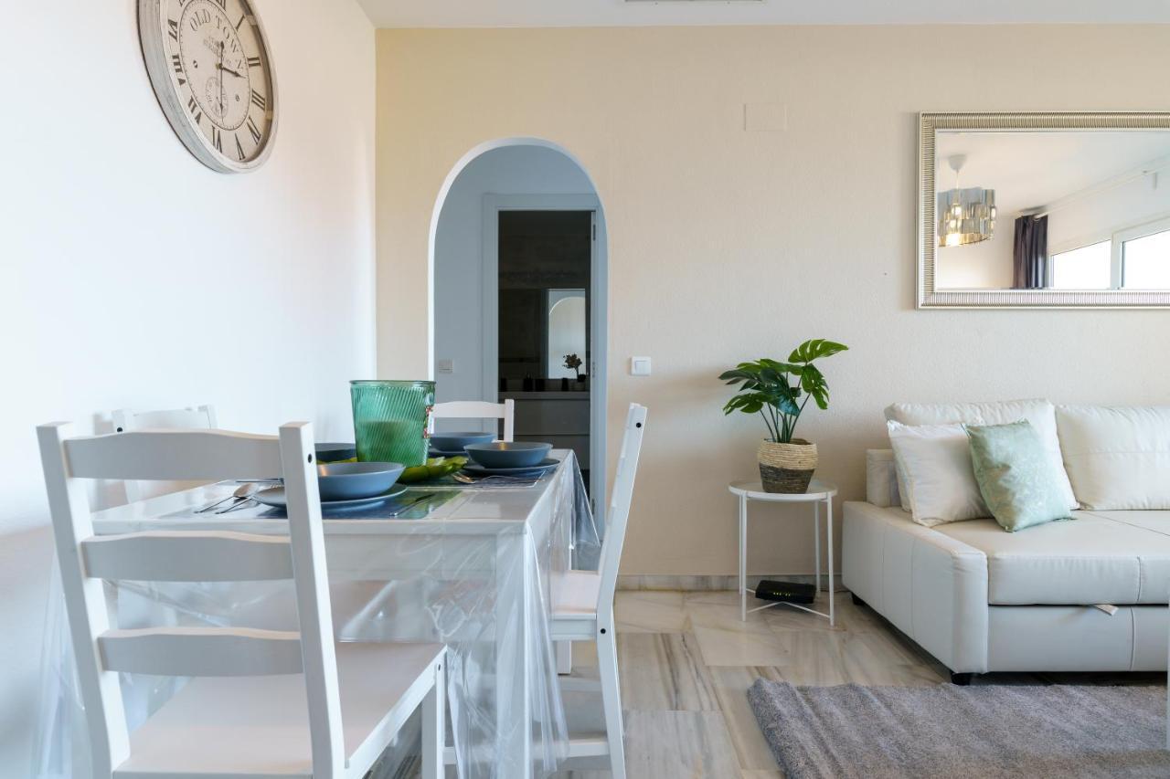 Chic Beachfront Flat With Amazing Sea Views And Private Indoor Parking بينالماذينا المظهر الخارجي الصورة