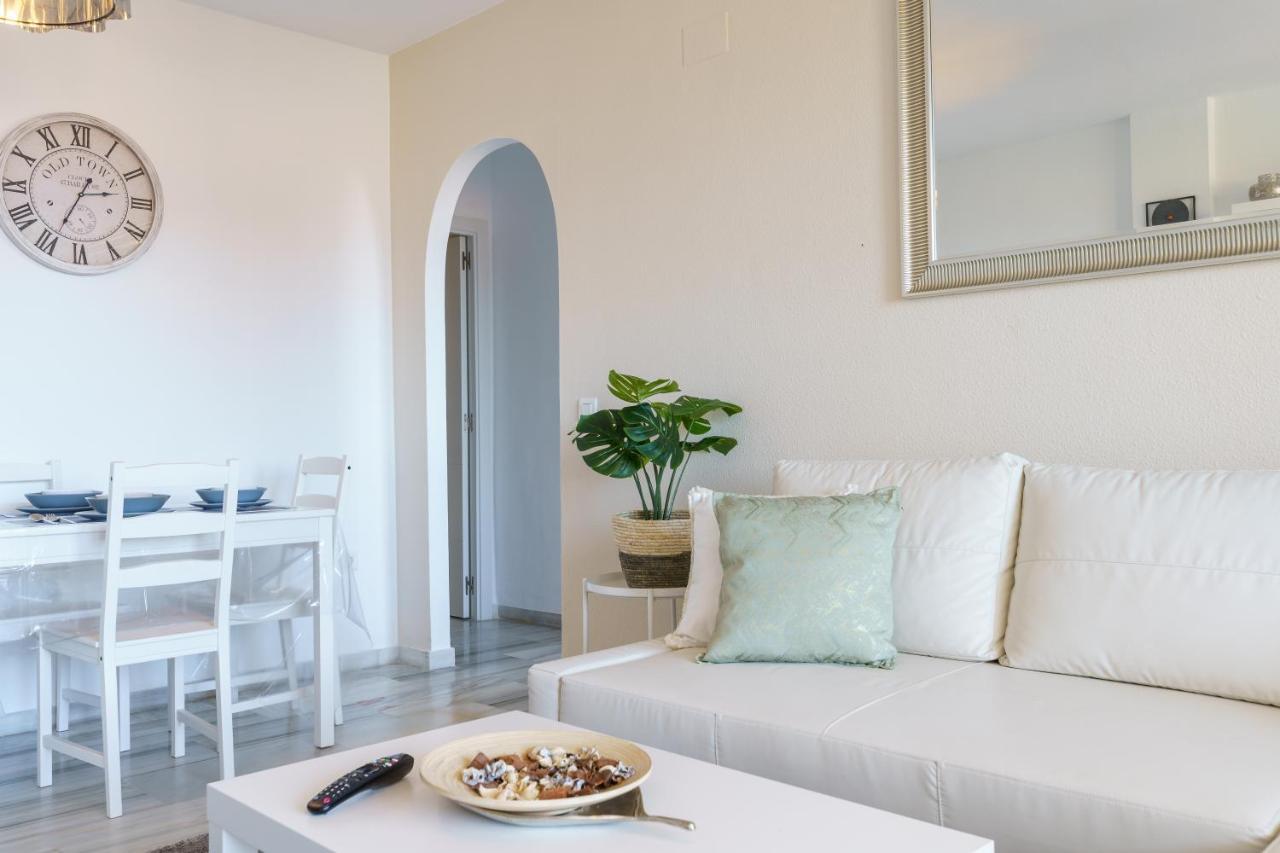 Chic Beachfront Flat With Amazing Sea Views And Private Indoor Parking بينالماذينا المظهر الخارجي الصورة