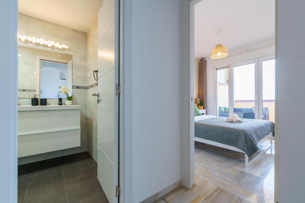 Chic Beachfront Flat With Amazing Sea Views And Private Indoor Parking بينالماذينا المظهر الخارجي الصورة
