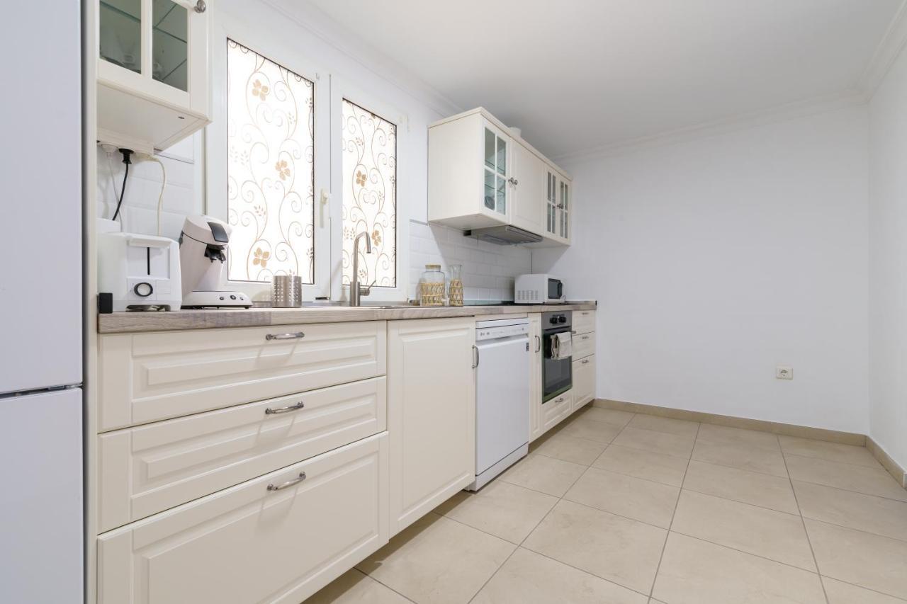 Chic Beachfront Flat With Amazing Sea Views And Private Indoor Parking بينالماذينا المظهر الخارجي الصورة