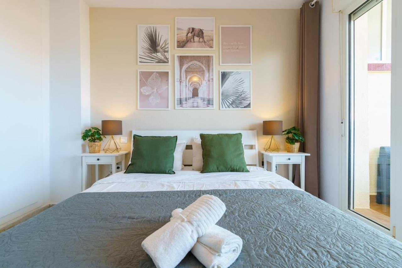 Chic Beachfront Flat With Amazing Sea Views And Private Indoor Parking بينالماذينا المظهر الخارجي الصورة