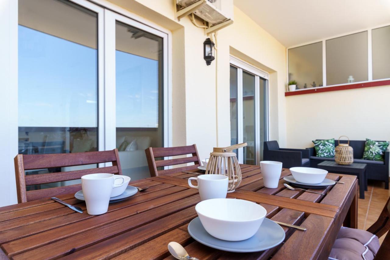 Chic Beachfront Flat With Amazing Sea Views And Private Indoor Parking بينالماذينا المظهر الخارجي الصورة