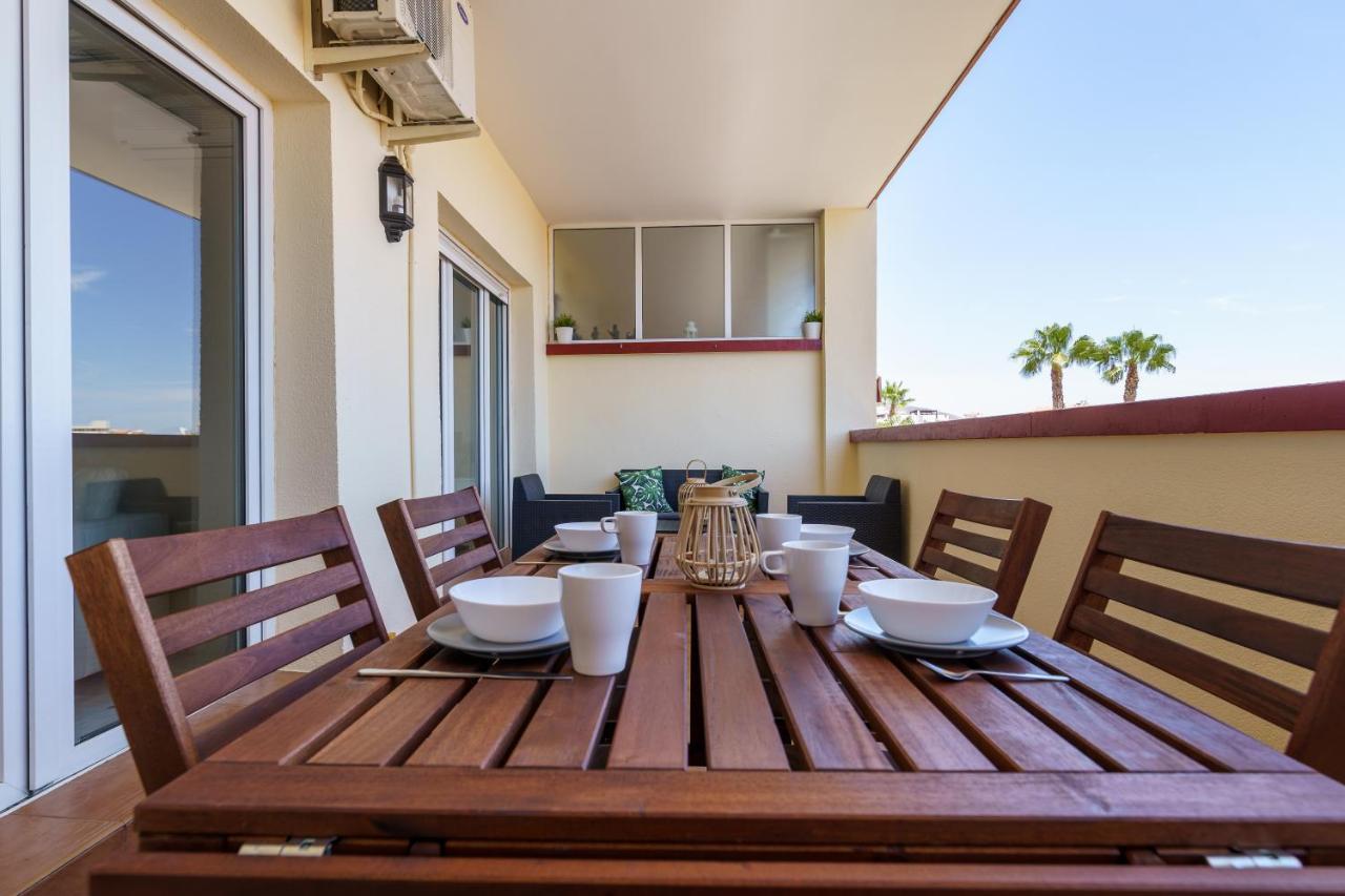 Chic Beachfront Flat With Amazing Sea Views And Private Indoor Parking بينالماذينا المظهر الخارجي الصورة