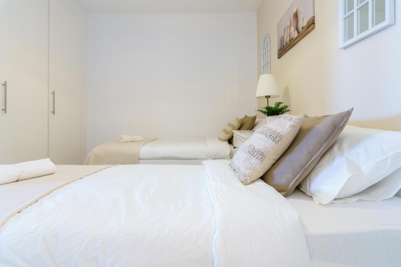 Chic Beachfront Flat With Amazing Sea Views And Private Indoor Parking بينالماذينا المظهر الخارجي الصورة