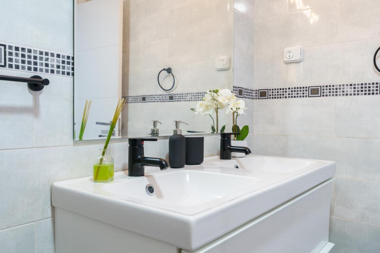 Chic Beachfront Flat With Amazing Sea Views And Private Indoor Parking بينالماذينا المظهر الخارجي الصورة