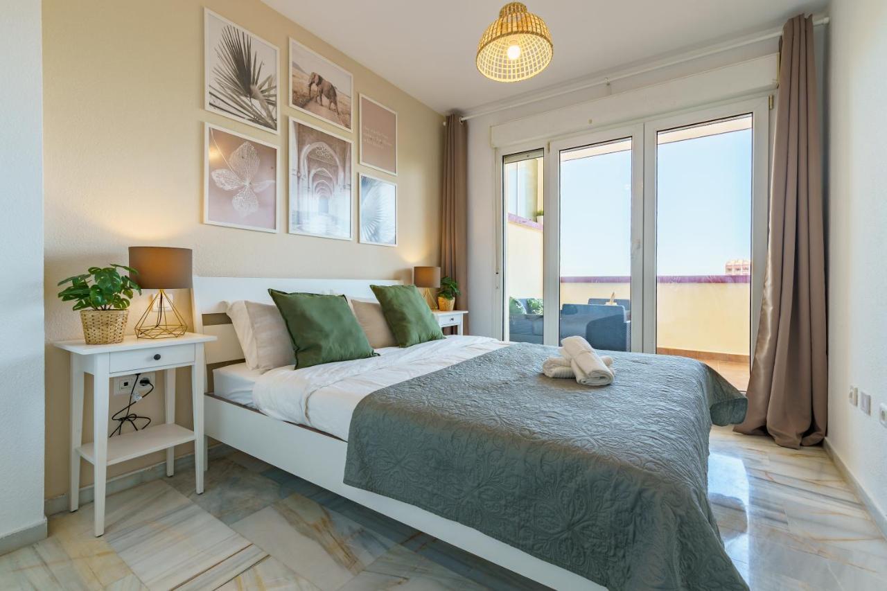 Chic Beachfront Flat With Amazing Sea Views And Private Indoor Parking بينالماذينا المظهر الخارجي الصورة