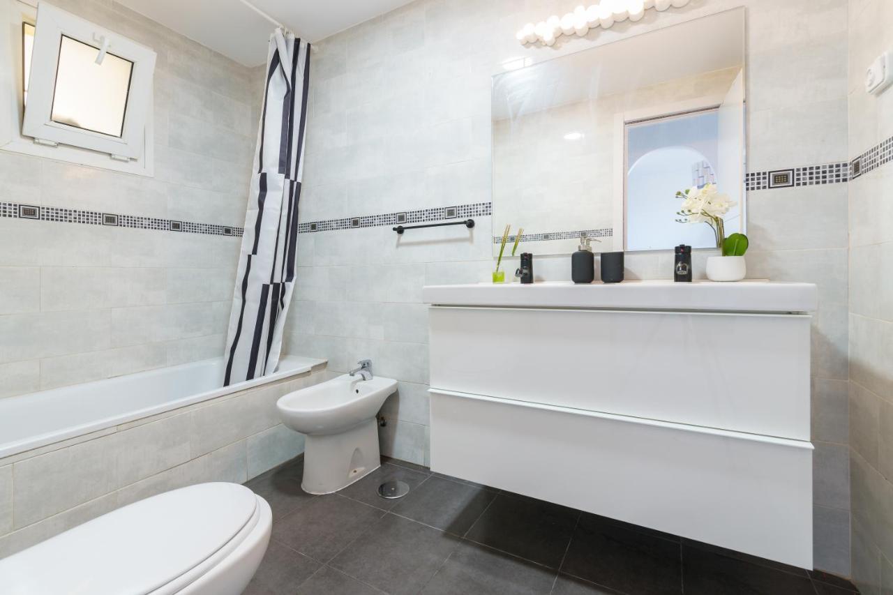 Chic Beachfront Flat With Amazing Sea Views And Private Indoor Parking بينالماذينا المظهر الخارجي الصورة