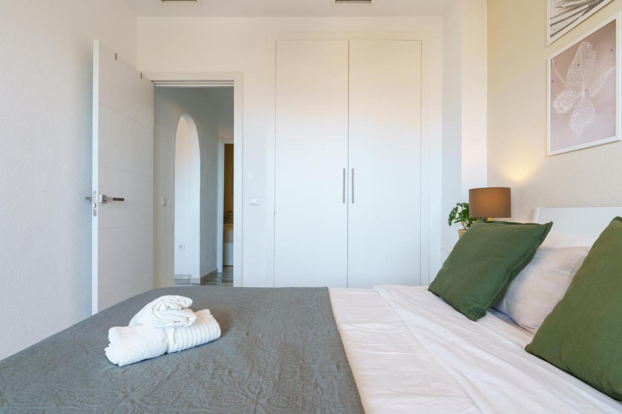 Chic Beachfront Flat With Amazing Sea Views And Private Indoor Parking بينالماذينا المظهر الخارجي الصورة